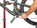 1 Dismantle the crank: With Sram, the left crank arm is bolted to the axle. Use an 8-millimetre Allen key to loosen the crank in an anti-clockwise direction. Initially, the screw will be difficult to loosen. The crank on the drive side can then be easily pulled out of the bottom bracket. A light tap with a soft-face mallet may help.