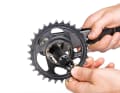 4 Fit the chainring: The new chainring is of course simply placed on the crank from behind. The correct position is determined by the teeth and the three bolts. Before you tighten the bolts to 8 to 9 Nm with the 25 mm Allen key, you should apply a little medium-strength threadlocker to them.