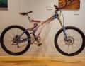 Ein Stück Firmengeschichte: Das legendäre Downhill-Bike von Shaun Palmer zählt natürlich zu den Exponaten im Firmenmuseum.

  