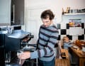 Ohne Kaffee am Morgen geht nichts bei Milatz: Die Maschine war in einem italienischen Hotel ausgemustert worden, Milatz hat sie restauriert.