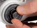 2 Spread out the tool: The tool works like a headset cup ejector and unfolds after insertion into the bottom bracket sleeve on the rear of the cup. Hold the end of the tool down on the other side. This opens the flap during insertion and the tool engages on the inside of the bearing.