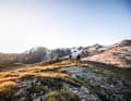 Unter Riesen: Über den berühmten Kehren des Stilfser Jochs zweigen wilde Natur-Trails ab. Sie führen entlang der eisigen Riesen des Ortlermassivs und erzählen jede Menge Geschichten aus vergangenen Tagen.
