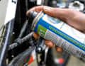 2. clean the chain: We do not normally recommend drive cleaners because they remove all the lubricants from the chain. However, the only way to get the tough mixture of winter dirt and oil residue off the chain is often to reach for the chemical clubs. If you clean your bike a lot, you should oil it all the more afterwards and change the chain after the winter.