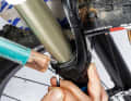 3. oil the fork: Seals on suspension elements often become stiff and brittle in winter. A few drops of oil keep the connection between the seal and the running surface supple and prevent salt water from penetrating the inside of the fork. Simply pull the seal away from the tread using a cable tie and drip a little oil into the gap. If you don't have fork oil, you can also use engine oil if necessary.