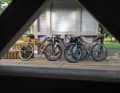 Die Bikes sind gepackt und warten am Startort Bled auf die Abfahrt. Doch zuerst gibt es noch einen Frühstückskaffee im Camping-Platzrestaurant. Die große Frage lautet, wie immer bei Abenteuern dieser Art: Hat man zu viel oder zu wenig dabei. Beides will vermieden werden, wenn man 430 Kilometern in dreieinhalb Tagen durchs Outback zu strampeln gedenkt.