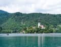 Liebreiz pur: Das Städtchen Bled am Bleder See ist bei Touristen aus aller Welt beliebt. Offiziell startet der Slovenia Loop in der Hauptstadt Ljubljana, doch wenn man von Deutschland aus anreist, bietet sich Bled an. Der Ort liegt nur wenige Kilometer hinter der Grenze zu Österreich.