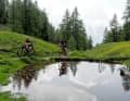 Der erste Anstieg ist steil und will erobert werden. Die Landschaft plustert sich derweil immer mehr auf. Die Bergkette im Hintergrund erinnert an die Südtiroler Dolomiten. Thomas Taut hat ein sportliches Tempo vorgelegt. Christian Helmert hält das Hinterrad. Unser Reporter erstellt rasch ein Lichtbild.