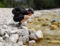 Hinter dem Touristen-Örtchen Kranjska Gora schaltet das Panorama noch einen Gang höher: splitternackte Felswände überall. Der zweite Tausender des Tages steht bevor. Eine kleine Erfrischung im Gebirgsfluss kann nicht schaden.
