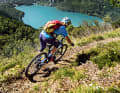 Die Bear-Trails an der Nordspitze des Lago di Molvenos geben sich oben recht entspannt. Sobald es in den Wald geht, verdoppeln Wurzeln und Felspassagen den Schwierigkeitsgrad.