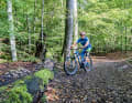 2nd manual pulse: Now it's all about the timing and the manual pulse. Release the built-up tension in good time. Legs and arms are stretched dynamically and impulsively, the body's centre of gravity moves backwards and upwards. Result: The front wheel rises. You will find a detailed description on the next page.

 Wrong: Weak manual impulse. Consequence: The front wheel stays down.