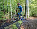 4. hip swing to the stem: As soon as the front wheel has touched down, the body's centre of gravity moves from the back to the front in a flash - towards the stem. Result: The rear wheel becomes light and follows the torso. Important: This impulse between images 3 and 4 must be performed fluidly and decisively.

 Wrong: An indecisive hip swing - result: You get stuck.