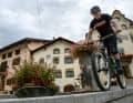 Begleiter Leo versucht sich an einem Danny-mäßigen Stunt auf der Brunnenmauer von Scuol. Es klappt auch…bis es dann nicht mehr klappt und Bike samt Fahrer im Brunnen landen.