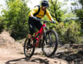 The rear suspension with strong progression offers a lot of counter-pressure and makes the bike look poppy, although there are also more playful 29er bikes on the trail.
