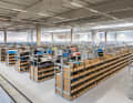 The dispatch area with warehouse, packing stations and delivery is as big as four football pitches. In total, the Bike Components webshop lists almost 70,000 items, 72 per cent of which are directly available. A sophisticated storage system ensures that the packers' walking distances are as short as possible. The shelves with the bestsellers, for example, are very close to the packing stations, while the slow sellers are stored at the very back.