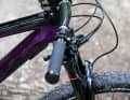 Trek: Der 780 Millimeter breite Lenker sorgt für ein siche­res Fahrgefühl – außer, der Trail ist recht zugewachsen. Dann bleibt man schon mal hängen.