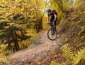 Enge Kehren im Laubwald oberhalb der Clozza. Eine steile und kurvige Schlüsselstelle verlangt nach sehr guter Bike-Kontrolle, alle anderen tragen besser. Der Rest ist aber gut fahrbar.