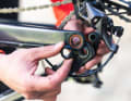Instead of installing a Horst link, Orbea places the pivot point directly around the rear wheel axle. The derailleur hanger can also be removed without tools using "Pull+Turn". Nevertheless, the rear triangle does not accidentally come apart when the axle is removed.