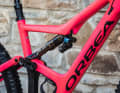 The rear triangle is designed as a four-bar linkage and leaves a progressive, poppy impression. Also easy to see: The slightly asymmetrical design underneath the shock absorber.