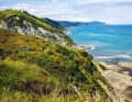 Trailsurfen entlang der Steilküste – und nach dem Biken Wellen reiten im Atlantik: Wo sich im Norden Spaniens die immergrünen baskischen Berge in den Golf von Biskaya schieben, wartet ein Pfadnetz, das jedes Jahr um ein paar Trail-Kilometer wächst.