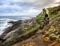Start in Hondarribia an der französischen Grenze bei Txirimiri-Nieselregen. Der macht den Trail aber nicht rutschiger, sondern griffiger.
