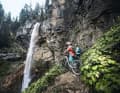 Für eine Blick auf den Johanneswasserfall kurz nach Obertauern unterbrechen wir die Testfahrten kurz. Alle Infos zur malerischen Stoneman-Runde gibt es auf www.stoneman-taurista.com