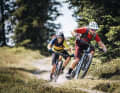 Das Specialized Stumpjumper ST Comp Carbon 29 (im Bild vorne rechts) wird verfolgt vom Kona Satori DL