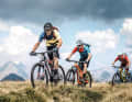Gänsemarsch: Stevens Jura Carbon ES, Kona Satori DL un dGT Sensor CRB Pro (v. l. n. r.)