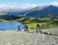 Die Südtiroler Trails vom Stilfserjoch hinunter sind unter Bikern so beliebt, dass sie bereits mit Zeitenregelungen gegen Sperrungen geschützt werden müssen. Doch nur ein paar Straßenkehren weiter wechselt man über den Umbrailpass ins Schweizer Val Müstair und hat diese gigantische Hochgebirgslandschaft ganz für sich – inklusive Bus Shuttle und nicht enden wollender Abenteuer-Trails.