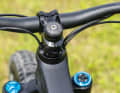 ARC8 Extra: The cables disappear into the headset. This ensures a tidy look.