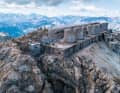 The King of the Western Alps is adorned with a crown of eight old turrets: the 3131 metre high Mont Chaberton. A real test of endurance on the steepest gravel ramps. And neither lift nor shuttle help.

  