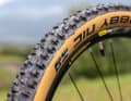 Focus O1E 8.9: The stylish whitewall tyres from Schwalbe lack the Snakeskin puncture protection layer.