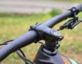 Mondraker F Podium-R: The 50 millimetre short stem compensates for the long top tube. Downhill, the Mondraker's fast-forward geometry works very well.