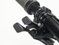 Canyon Strive CF 5.0: Mit der Neuauflage des Strive überarbeitete Canyon auch seinen Shapeshifter. Links am Lenker sitzt jetzt ein Kombi Schalter für die versenkbare Sattelstütze (großer Hebel unten) sowie für das Verstellen der Geometrie beziehungsweise des Federwegs.