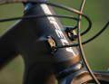 Felt Decree 3: Thanks to the cable entries from the front in the head tube, the frame is spared chafe marks.

  
