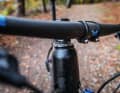 Practical prevention: the Acros headset with handlebar stop limiter protects the top tube of the 1,079-gramme frame.