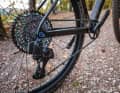 It doesn’t get any more high-tech than this: the electric version of the SRAM Eagle saves one shift, but you have to charge the battery.
