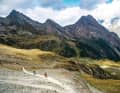 Shutteln – pedalieren – tragen. Doch wenn der Trail-Einstieg im Aostatal mal erreicht ist, steht dem Mont-Blanc-Panorama nichts mehr im Wege. Und einer episch langen Abfahrt erst recht nicht.