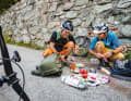 Im Gleichgewicht: Auf der Tour über den Col de Vessonaz muss man fürs Abendessen alles selbst einpacken – und natürlich gerecht auf alle Rucksäcke verteilen. 