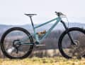 With its 160 millimetre fork and 140 millimetre rear travel, the Starling Murmur straddles the All Mountain and Enduro categories.