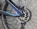Bulls Wild Ronin RS: The power of the Shimano 4-piston brakes is even boosted at the rear with a 203 mm disc.