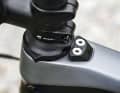 Canyon Neuron CF 9.0 SL: Der Lenkanschlagsbegrenzer hält zur Not die Armaturen auf Abstand zum Carbon-Oberrohr.