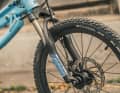 Eine Spinner Grind sorgt mit 50 Millimeter Federweg für etwas Komfort an der Front.