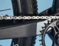 Bulls Wild Edge Team: The chain hits the frame loudly on the descent due to the raised chainstay. The first signs of paint damage are visible. The finish of the XTR cranks also shows clear signs of wear after a good 300 kilometres.