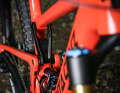 The elaborately mounted Lowerlink VPP rear suspension manages 140 millimetres of travel. Thanks to its sophisticated kinematics, it gives some enduro bikes a run for their money.