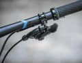 Sram GX Eagle: In Sachen Ergonomie bleibt alles beim Alten. Die Hebel sind etwas weit auseinander, die Oberfläche relativ glatt. Hochschalten kann man fünf Gänge auf einmal. Runter geht’s nur in Ein-Gang-Schritten. Dafür extrem schnell. Es gibt kaum Leerweg und sehr knackige Druckpunkte. 