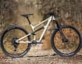 Kategorie All Mountain: Cannondale Habit Carbon 1 (14,1 kg / 141/140 mm / 29" / 3799 Euro).