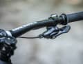 Shimano XT M8100: Die XT-Schalthebel sind ergonomisch geformt, zusätzlich gummiert und liegen sehr gut am Finger. Bis zu vier Gänge lassen sich auf einmal hoch- und zwei runterschalten. Das Schaltgefühl leidet etwas unter dem harten, schwer einschätzbaren Druckpunkt.