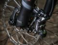 Statt der gruppenlosen MT520 Vierkolbenbremse gibt's am Stereo 120 sogar die richtige XT für beste Power und Ergonomie. Für ein Carbon-Bike unter 3000 Euro alles andere als selbstverständlich.