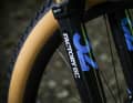 The Fox 32 Step Cast Factory blends harmoniously into the overall picture with the specially customised decals.