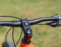 Cannondale Trail 2: Am Vorbau ist eine Smartphone Halterung integriert. Ein ab Werk verbauter Sensor im Vorderrad verwandelt jedes Smartphone in einen GPS-Tacho.